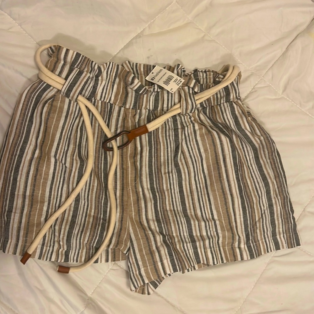 Never worn🪶 Beige white and black Shorts 🪶Size Large in Juniors 🪶